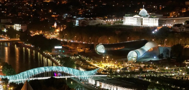 „Zalewają Tbilisi rublami”. Trwa paniczna ucieczka Rosjan