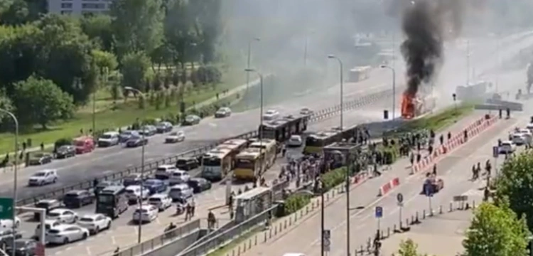 W Warszawie zapalił się autobus. W środku było 30 pasażerów