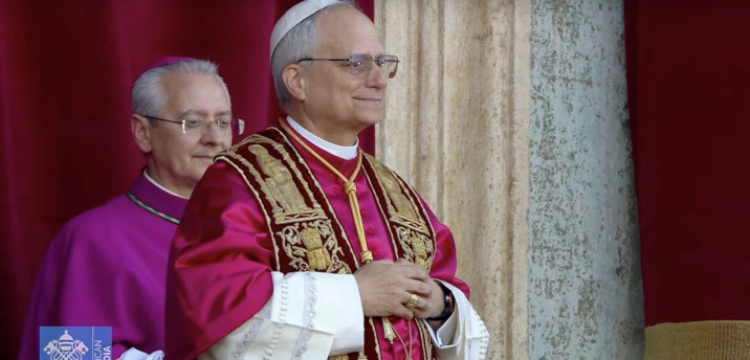 „Pokój niech będzie z wami!” Leon XIV na balkonie Bazyliki św. Piotra