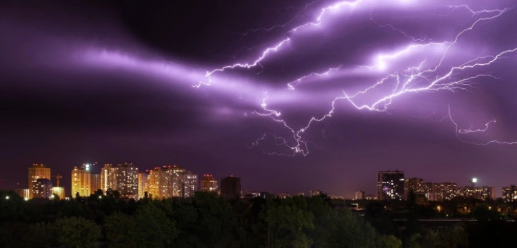 Polska pod naporem wichur i gwałtownych zmian pogody. Alerty RCB i IMGW