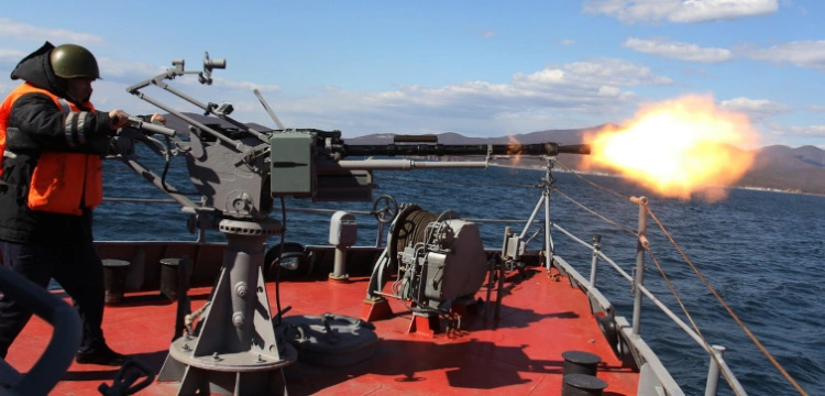 Atak dronów na rosyjski okręt zwiadowczy. „Iwan Churs” jednak trafiony?