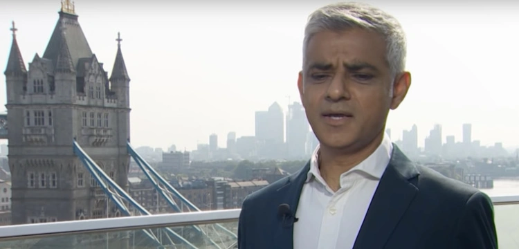 Londyn. Władze miasta twierdzą, że… biała rodzina „nie reprezentuje prawdziwych londyńczyków”