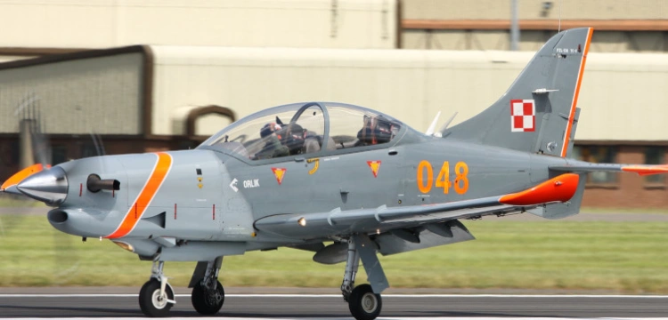 Zderzenie dwóch „Orlików”. Media: Części samolotów spadły na prywatne posesje