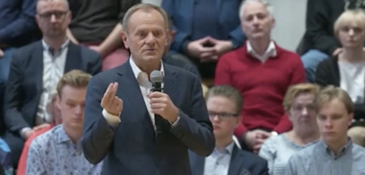 Jednym pytaniem znokautował Tuska. „Na tym polega kochanie Polski?”