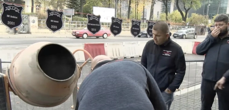 Związkowcy chcieli… zamurować wejście do biura premiera