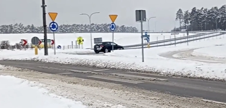 Marznący deszcz i gołoledź. Niebezpiecznie na polskich drogach