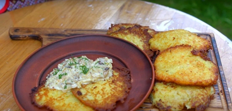 Tak się jada we Lwowie: Placki ziemniaczane ze śledziem