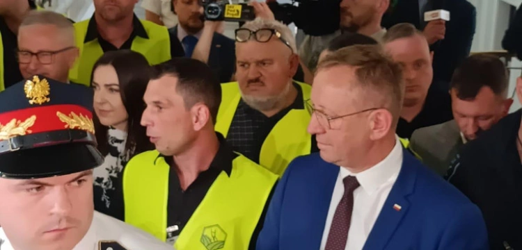 Poseł Telus wśród protestujących w Sejmie: To kpiny z polskiego rolnika!