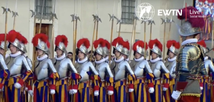 Franciszek rozwija Gwardię Szwajcarską. 34. rekrutów złożyło przysięgę