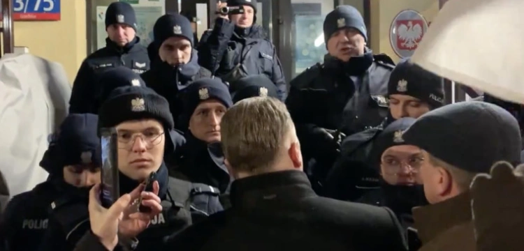 Policja nie wpuszcza posłów na komisariat. Na miejscu prezes PiS