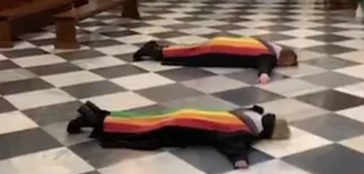 Przebrali się w „tęczowe habity” i zakłócali Mszę. Kolejny skandaliczny happenning środowisk LGBT w warszawskim kościele