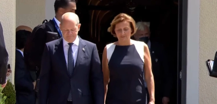 Ależ kompromitacja! Sąsiedzi Scholza znaleźli w jego śmietniku… tajne dokumenty