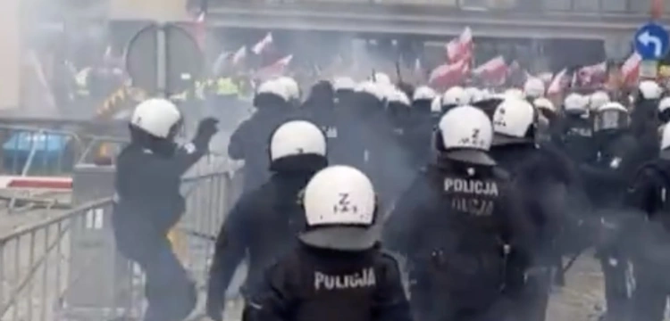Rzucał w protestujących rolników. Policjant ukarany naganą