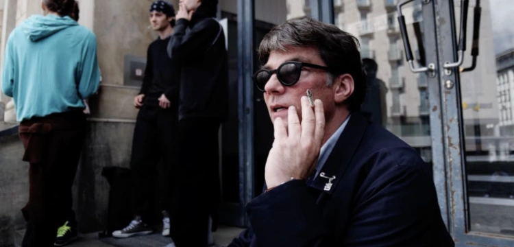 Wysoka kultura Niemców? Reżyser wysmarował psimi odchodami twarz recenzentki