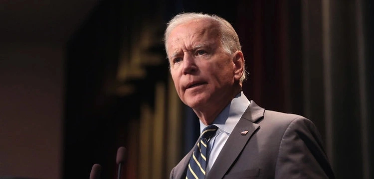 Biden przerywa kampanię z powodu COVID-19