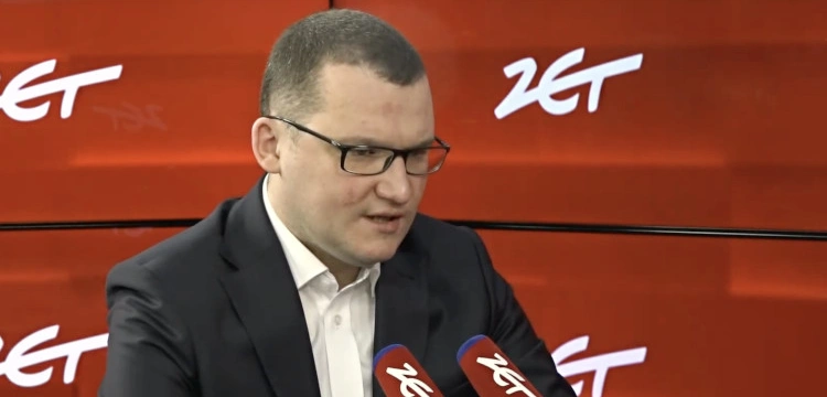 Szefernaker: Prezydent Francji zwołuje szczyt, a polski premier obiera ziemniaki