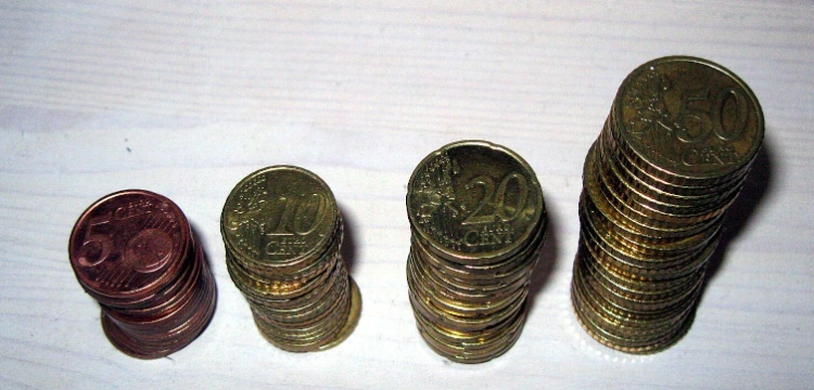 „Wysokie koszty produkcji i wpływ na środowisko”. Kolejne kraje UE rezygnują z drobnych monet