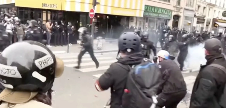 800 tys. osób wyszło na ulice Paryża. Zamieszki wybuchają w całej Francji