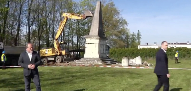 Runął pomnik wdzięczności Armii Czerwonej w Głubczycach