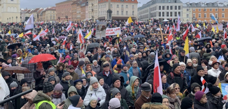 Polacy w obronie pamięci o papieżu! Tłumy na marszu w Warszawie