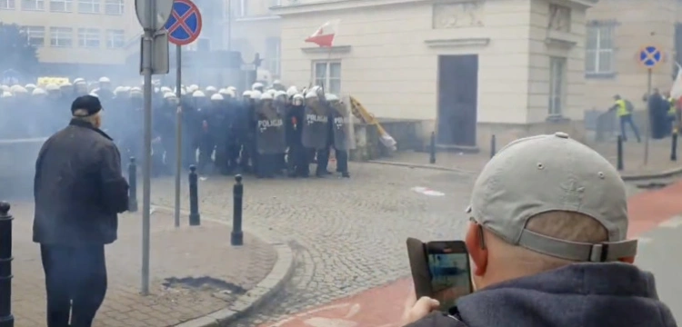 Gorąco na manifestacji rolników. Protestujący wdarli się na teren Sejmu