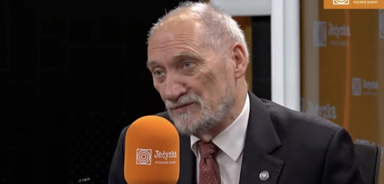 „To prowokacja ze strony Donalda Tuska”. Policja zatrzymała Antoniego Macierewicza