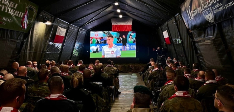 Prezydent kibicuje Biało-Czerwonym. Mecz ogląda wspólnie z żołnierzami