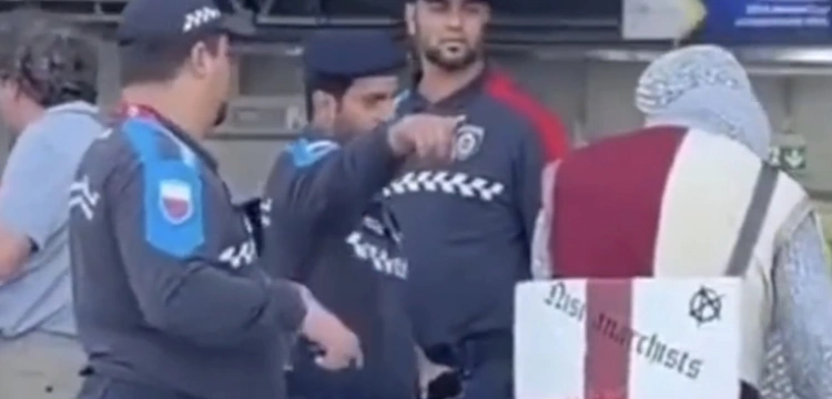 Angielscy kibice pojechali do Kataru… w strojach chrześcijańskich krzyżowców