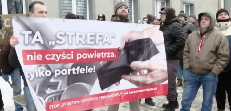„Skok na kasę”. W Krakowie protest przeciw Strefie Czystego Transportu