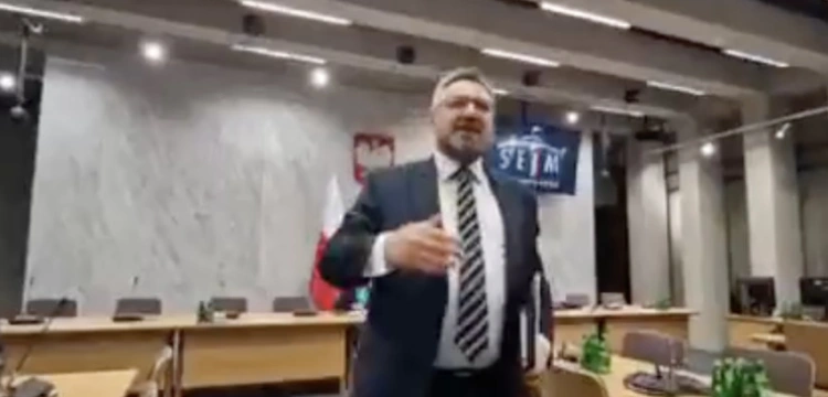 Skandal w Sejmie! Suchonowi zabrakło posłów na komisji, więc… uciekł z sali