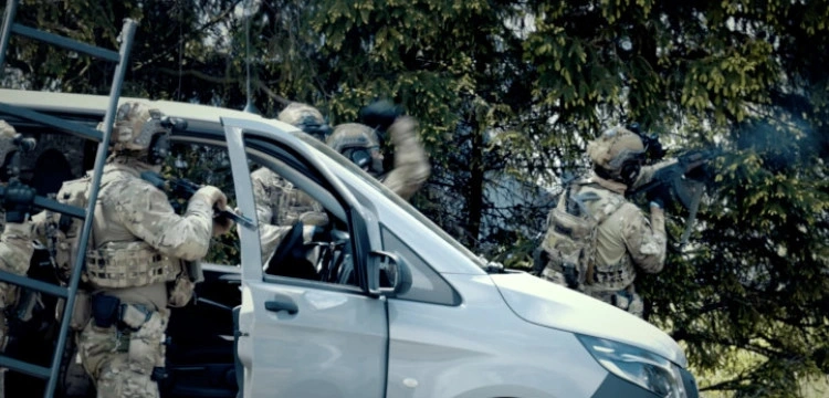 Lębork. Antyterroryści w akcji, mężczyzna przetrzymywał kobietę