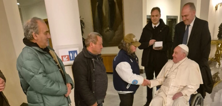 Papież zaprosił bezdomnych na cappuccino i rogalika