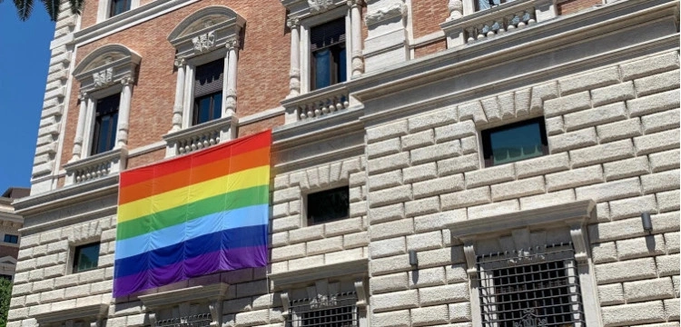 Sukces Republikanów. Koniec z wywieszaniem tęczowych flag przez ambasady USA?