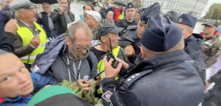 „Policja broni Babci Kasi”. Szokujące nagranie sprzed Pomnika Smoleńskiego