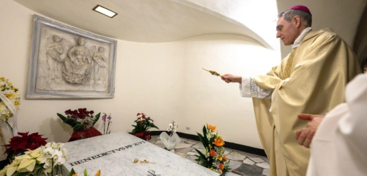 Abp Gänswein: homilie Benedykta XVI to szkoła życia i wiary