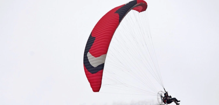 Chwile grozy na Dolnym Śląsku. Wziął 8-latkę na motolotnię i musiał awaryjnie lądować