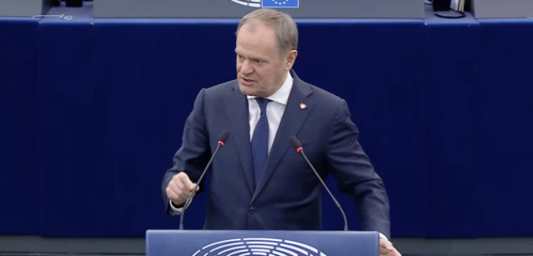 Tusk „się wściekł” w PE. Premier grzmi do opozycji: Zostałem arogancko obrażony