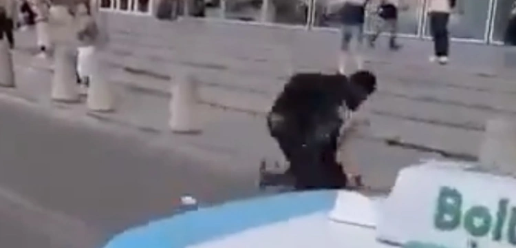 Czarnoskóry mężczyzna brutalnie pobił innego obcokrajowca. Jest komunikat policji po zajściu w Warszawie