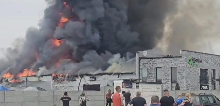 Seria pożarów w Polsce. Hale magazynowe w Trzebiczu stanęły w płomieniach