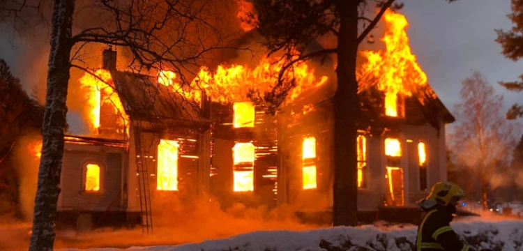 Podpalił kościół pełen ludzi, potem popełnił samobójstwo? Fińska policja dzieli się nowymi ustaleniami