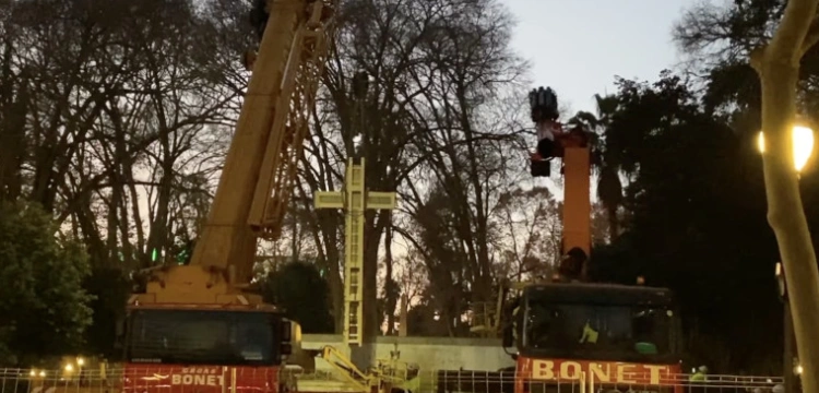 „Jesteście terrorystami”. Ostre napięcia w Walencji. Radykalna lewica usuwa krzyż z parku Ribalta