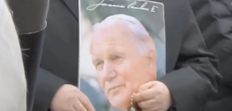 Gdańsk. Zdewastowano wystawę „Solidarności” poświęconą św. Janowi Pawłowi II