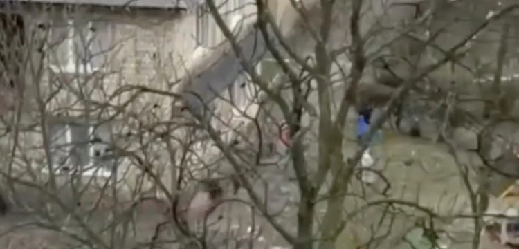 Wstrząsające nagrania z Kijowa. Dzieci z tornistrami uciekają do schronów