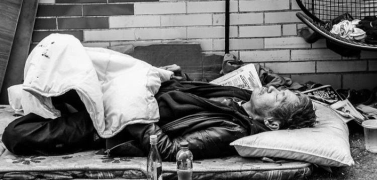 Bezdomność w USA. Na ulice coraz częściej trafiają seniorzy