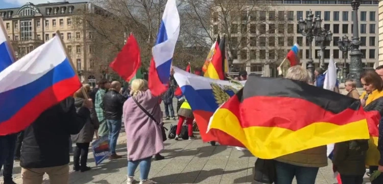 Sąd w Berlinie zgodził się na rosyjskie flagi. Jest odwołanie policji