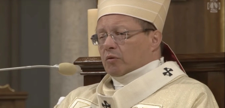 Kontrowersyjna decyzja abp. Rysia. Hierarcha pobłogosławił 3 świeckie „szafarki” nadzwyczajne