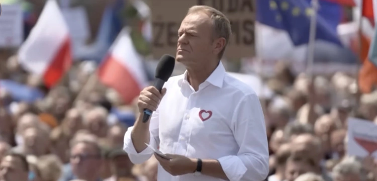 Interia zweryfikowała słynną wypowiedź Tuska. Lider PO „pomylił się” o… 100 tys. imigrantów