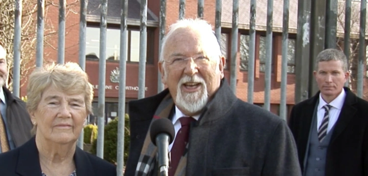 Modlił się i głosił Ewangelię przy szpitalu. Emerytowany pastor stanął przed sądem