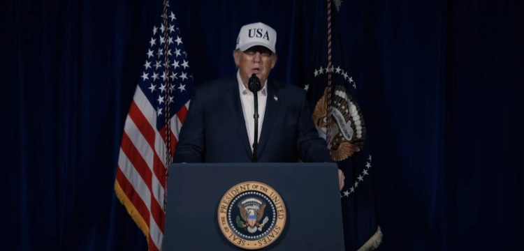 Donald Trump: Złóżcie broń albo stanie przed wami pewna śmierć