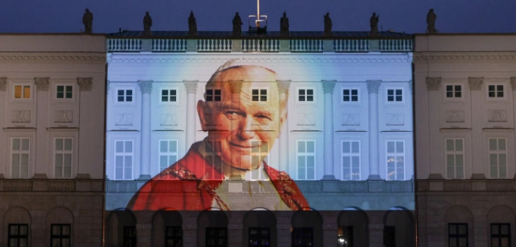 Wizerunek Jana Pawła II na fasadzie Pałacu Prezydenckiego